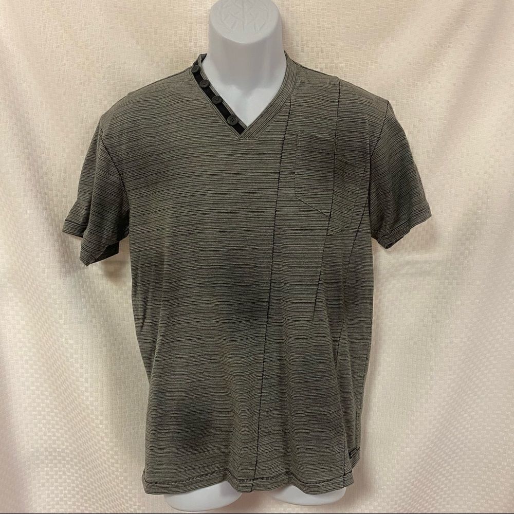Buckle Black Label Sz Large Mens fashion Tshirt